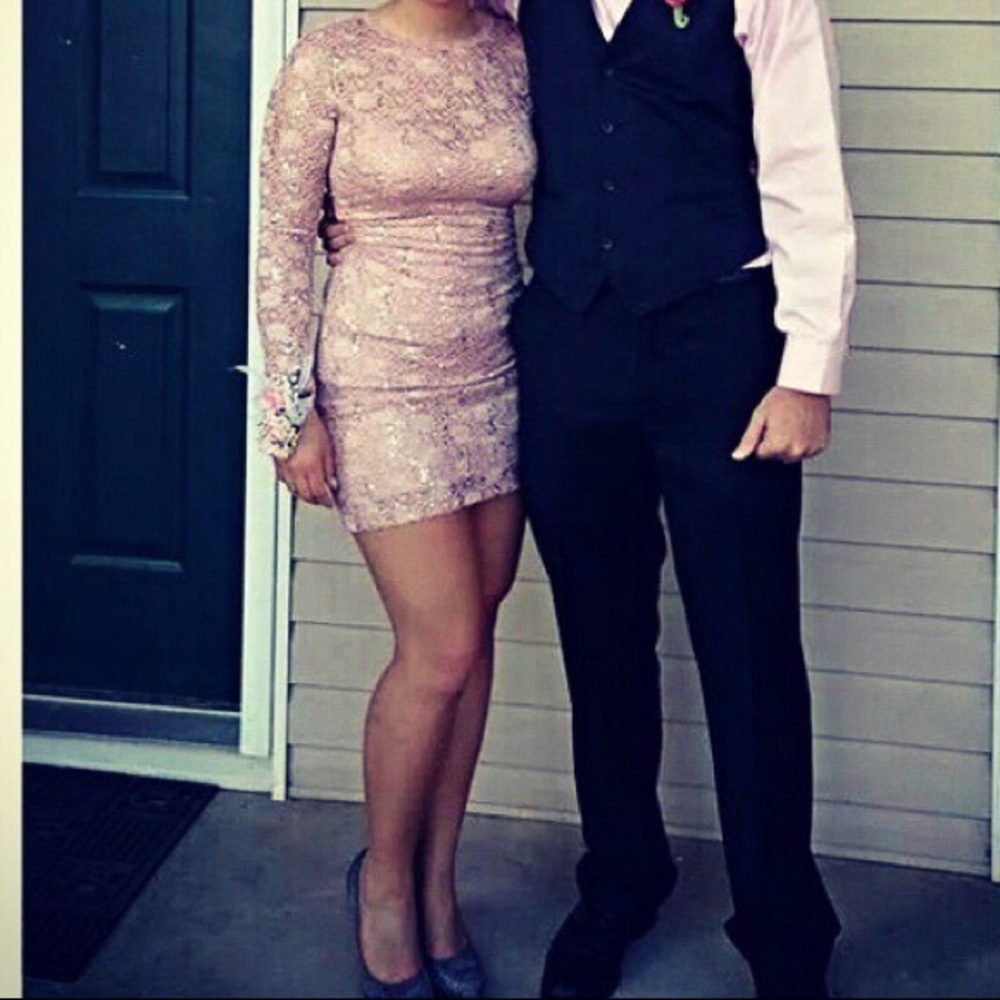BEAUTIFUL DRESS 👗 - Picture 2 of 6